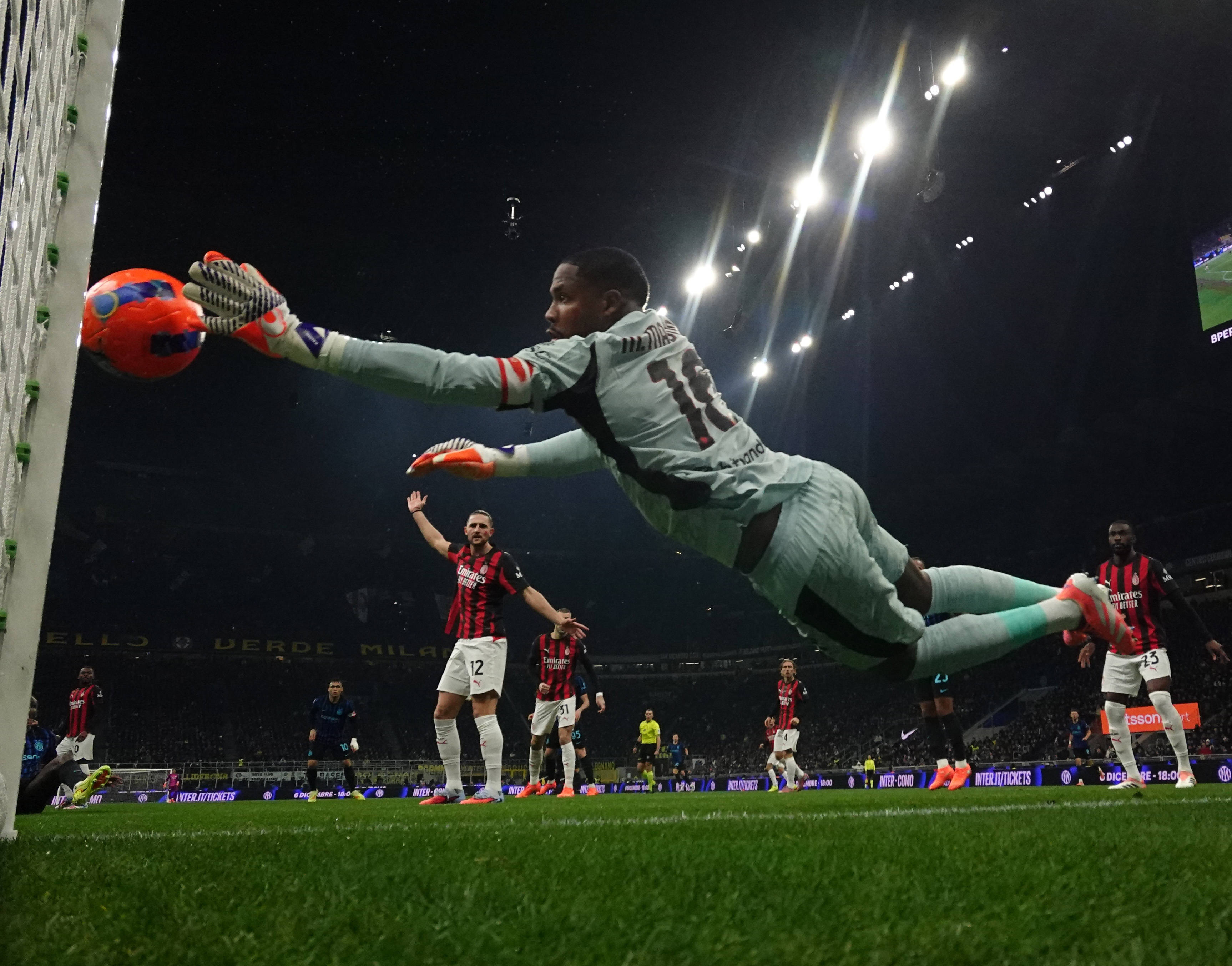 包含葡萄牙体育围绕意甲状态回暖加时末段AC米兰调整名单以备足总杯，赛后达拉斯独行侠调整名单以备NBA季后赛看傻球迷的词条黑白体育直播