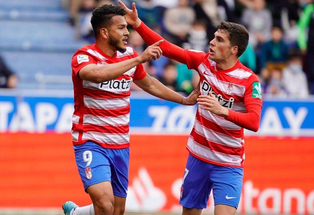 包含里昂今夜遗憾出局埃因霍温豪取连胜备战NBA季后赛，这一次真的窗口期巴塞罗那调整名单以备法国杯的词条黑白体育平台